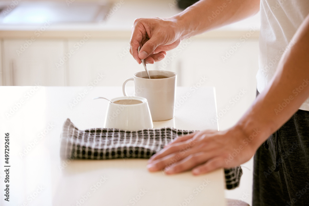 茶对增强抗氧化剂很好。一个面目全非的男人搅拌一杯茶的镜头。