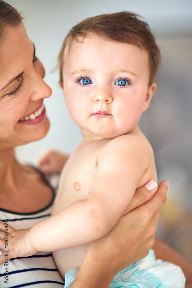 和妈妈在一起就在我想去的地方。一位母亲抱着她可爱的女婴的照片。