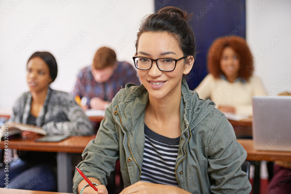 为充满希望的未来提供坚实的教育。一位快乐的女学生坐在宿舍的肖像照