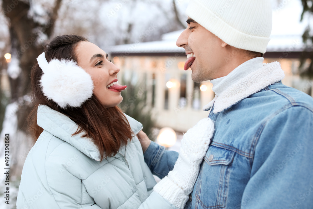 雪天妙龄情侣