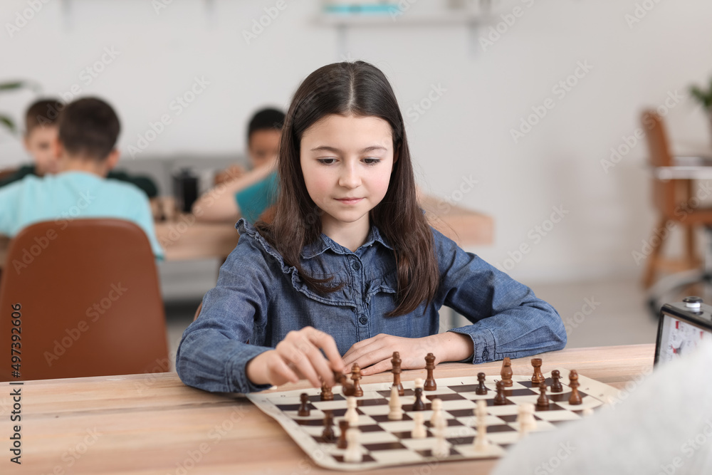 小女孩在俱乐部比赛中下棋