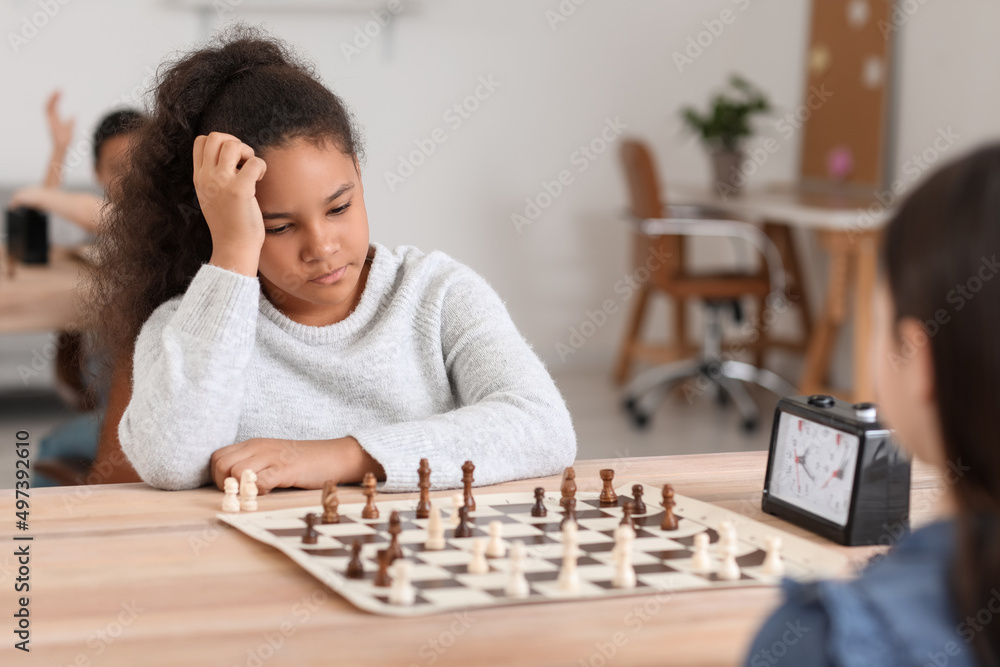 孩子们在俱乐部比赛期间下棋