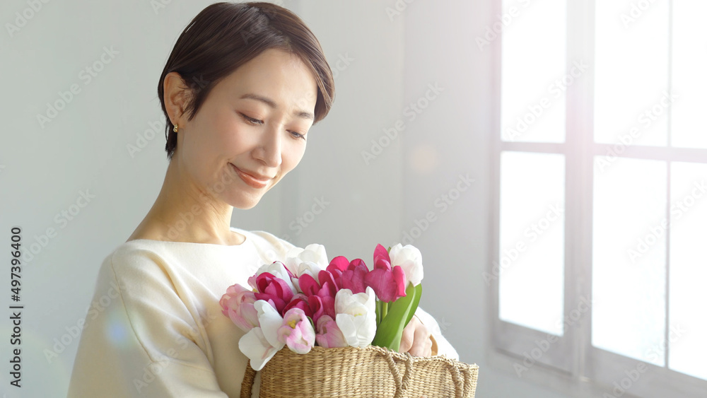 お花を持つ女性