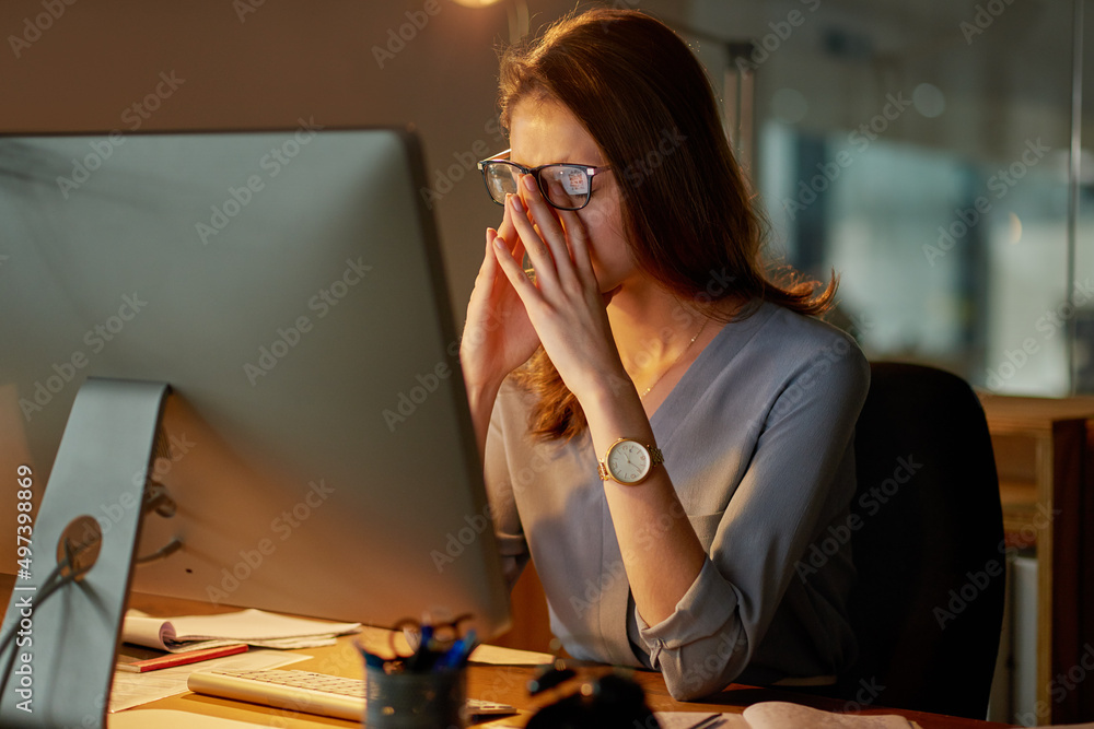 她真的感觉到了压力。一张有魅力的年轻女商人看起来压力很大的照片。