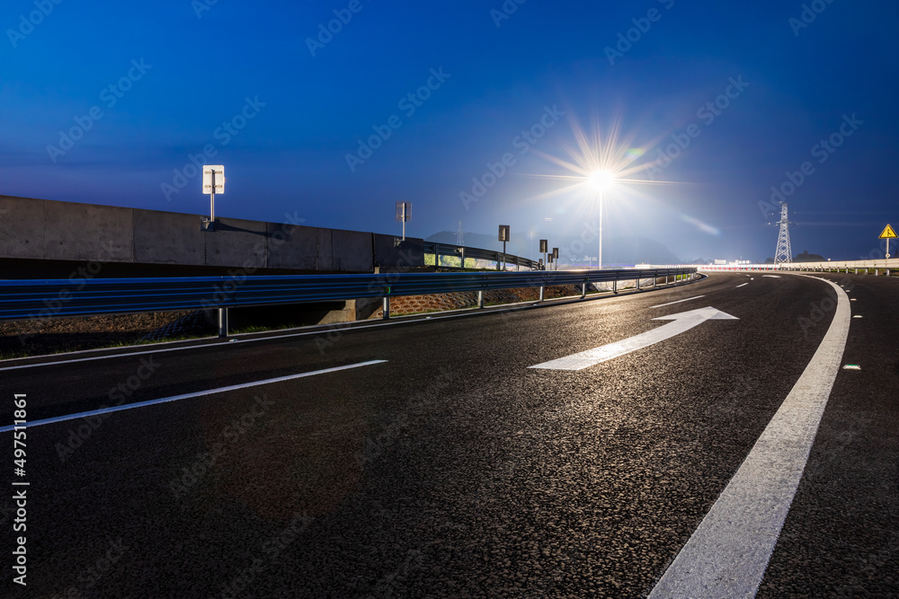 空旷的柏油公路和路灯，夜晚天空美丽