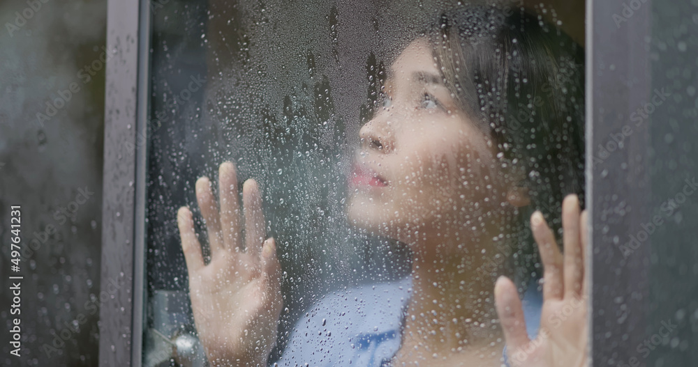 雨窗后的女人