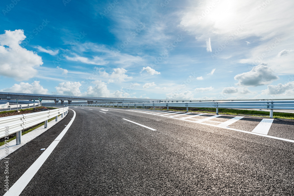 沥青公路和美丽的天云景观。道路和天云背景。