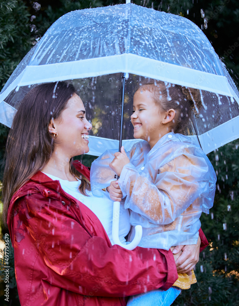 这只是一点水。一位母亲和女儿在雨中玩耍的镜头。