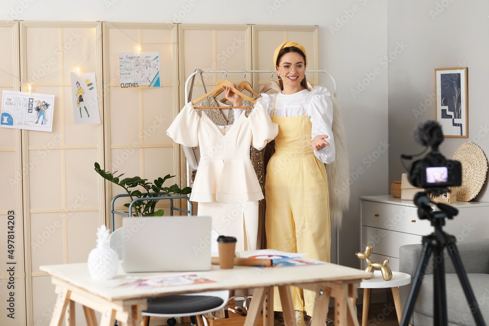 年轻女性服装造型师在工作室录制视频