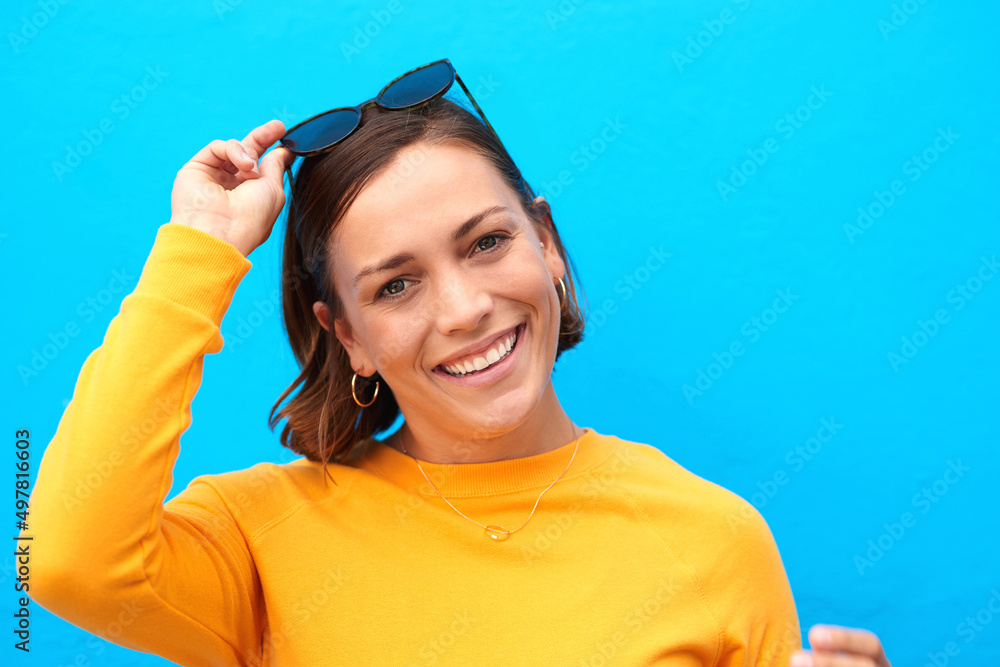 做你美丽真实的自己。一个快乐的年轻女子在蓝色背上摆出的剪短肖像