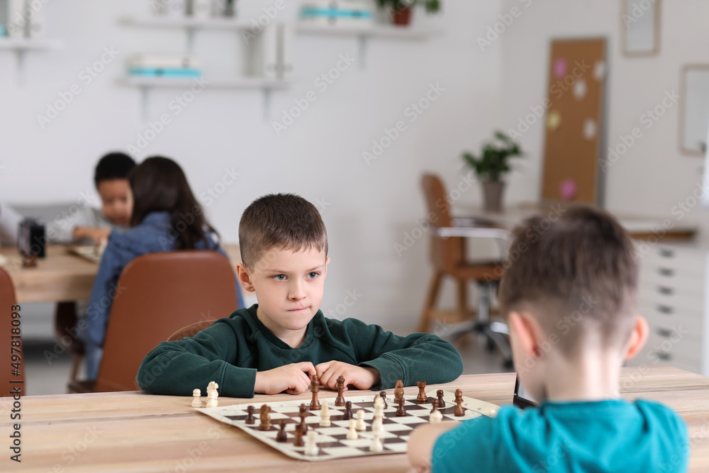 孩子们在俱乐部比赛中下棋