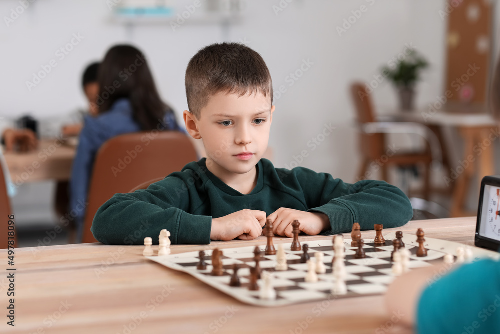 小男孩在俱乐部比赛期间下棋