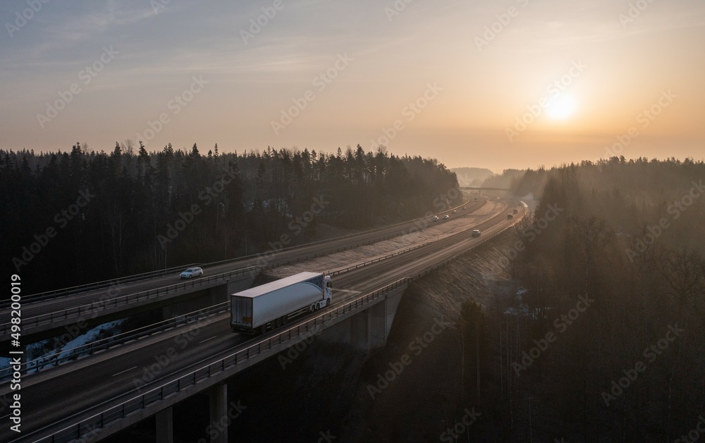 春日早晨，货车在高速公路上行驶。