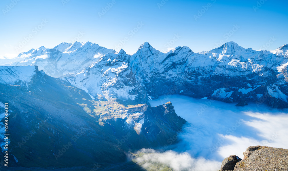 瑞士阿尔卑斯山的山景。山峰。自然景观。山脉和清澈的布鲁