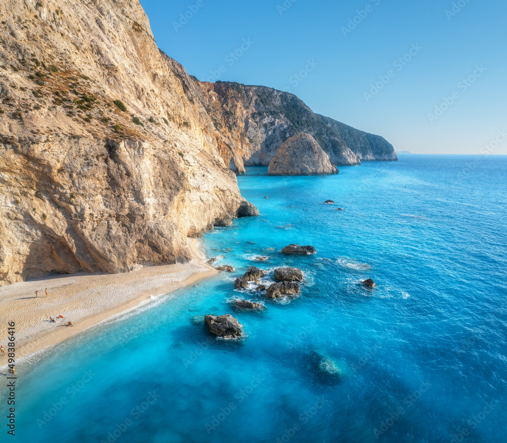 在夏天阳光明媚的日子里，蓝色的大海、岩石和沙滩的鸟瞰图。Porto Katsiki，Lefka