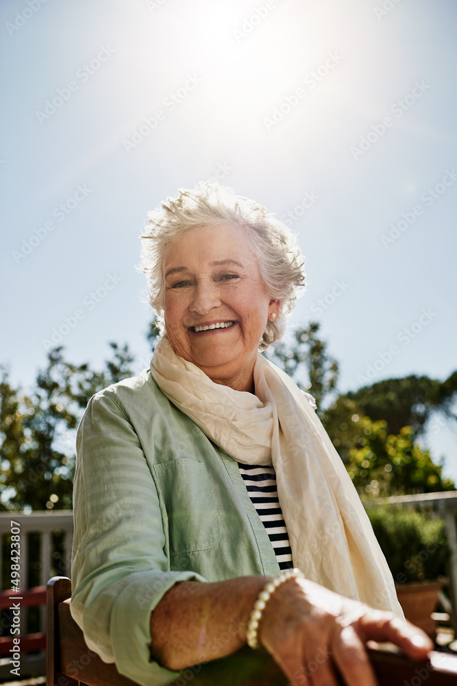 快乐的日子将持续下去。一位快乐的资深女性在户外放松的画像。