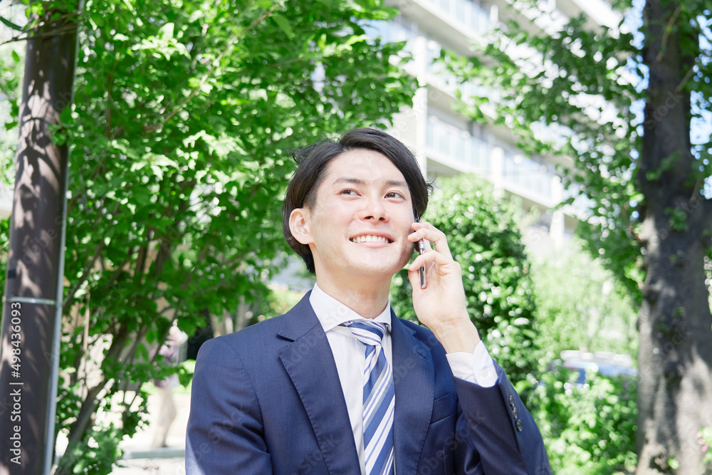 ビジネスマン  スマートフォン　電話する　屋外