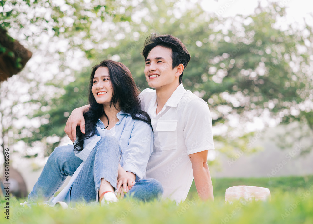 外面一对年轻的亚洲夫妇的肖像