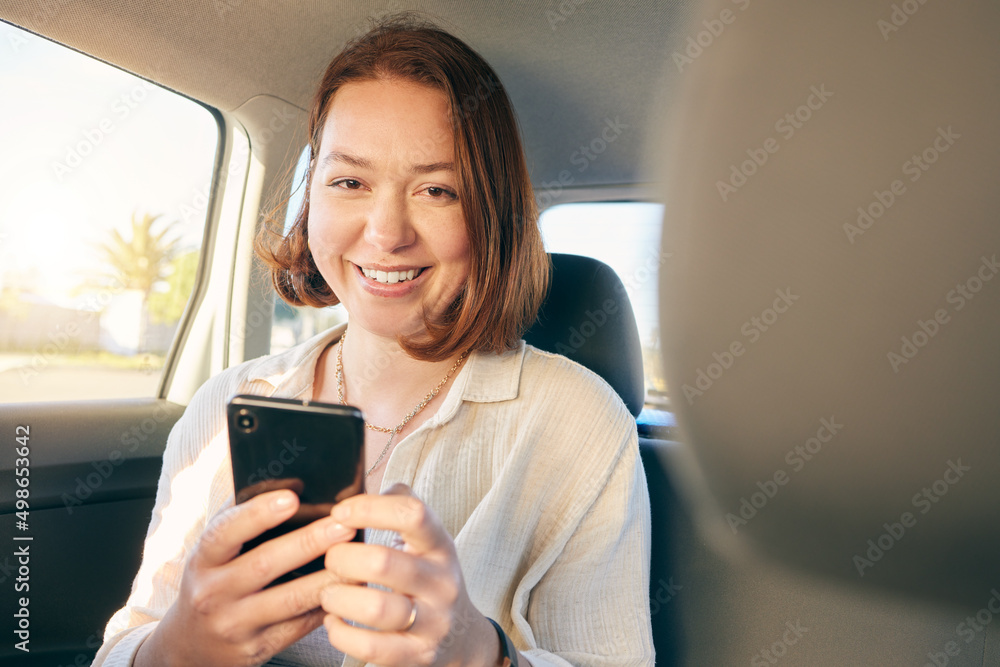 当生活给你轮子时，去看看世界。一名年轻女子在旅行时使用智能手机的照片