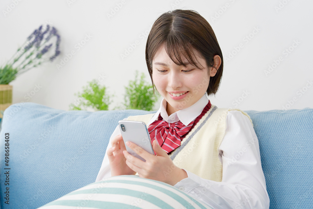 女子高生　スマホ　自宅