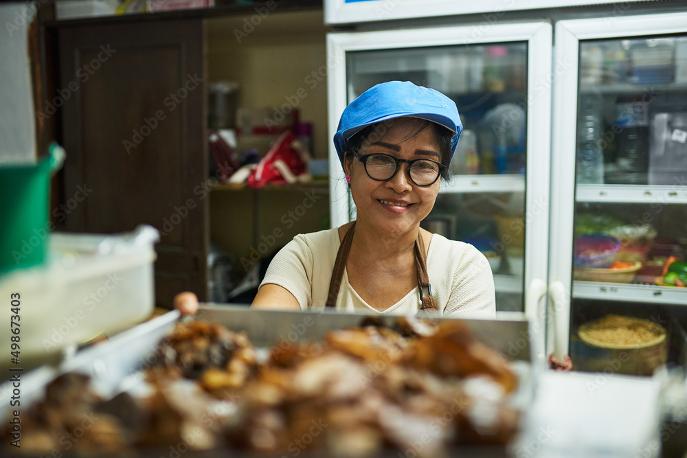 点餐。一位快乐的厨师在泰国餐厅把一盘食物放在通行证上的肖像。