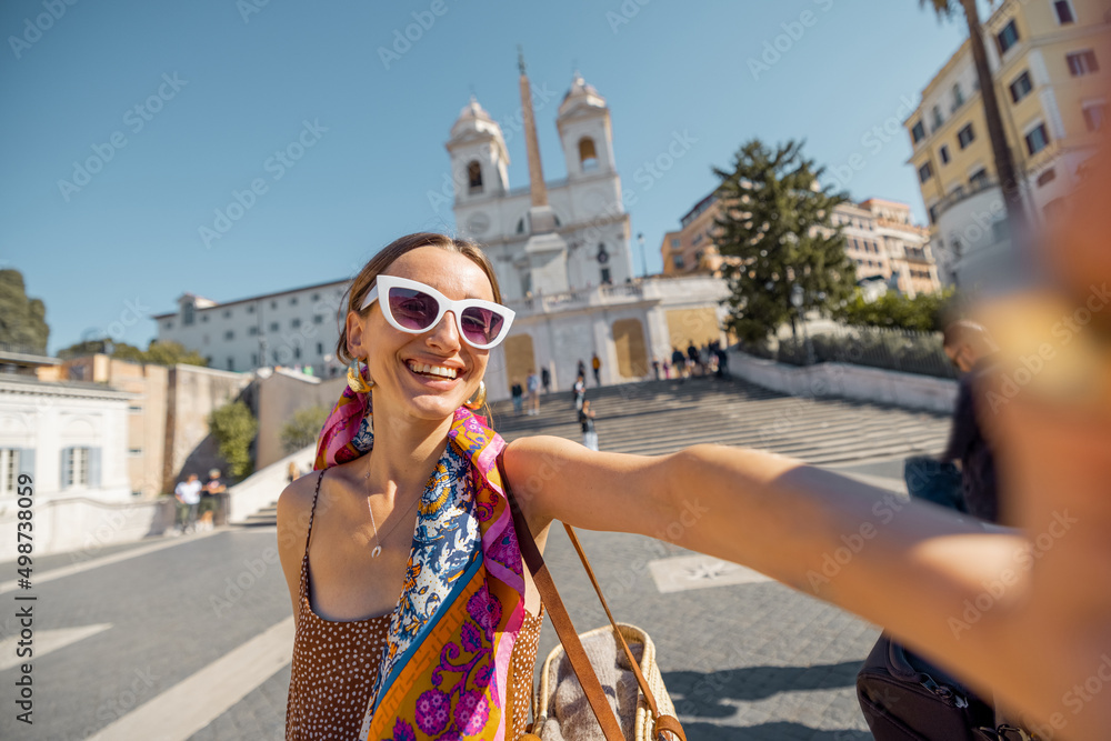 年轻开朗的女人在罗马著名的西班牙台阶上自拍。女人旅行