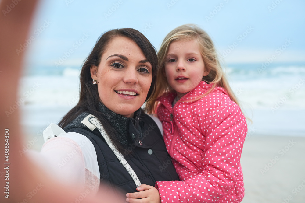 生活充满了美好的时刻。一位母亲和她年幼女儿的裁剪镜头。