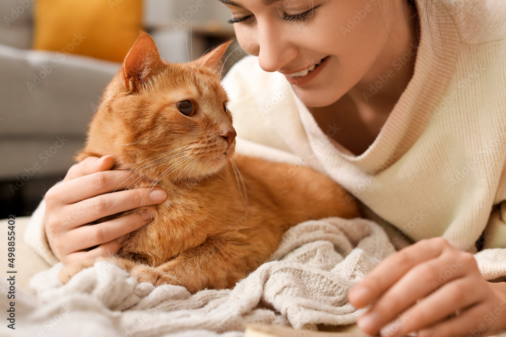 秋天，家里养着可爱的姜黄色猫的女人