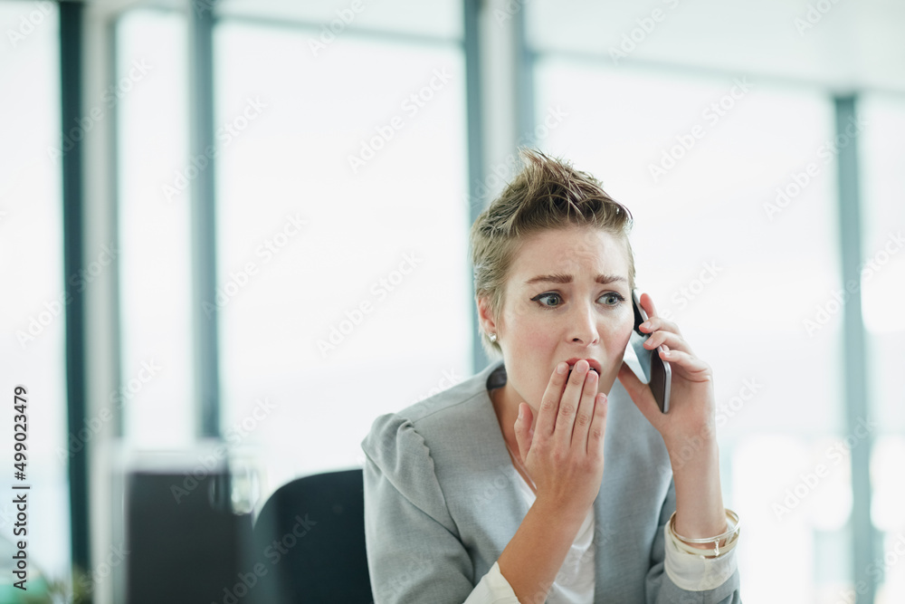 被她听到的惊呆了。一个年轻女商人在说话时看起来很震惊的裁剪镜头