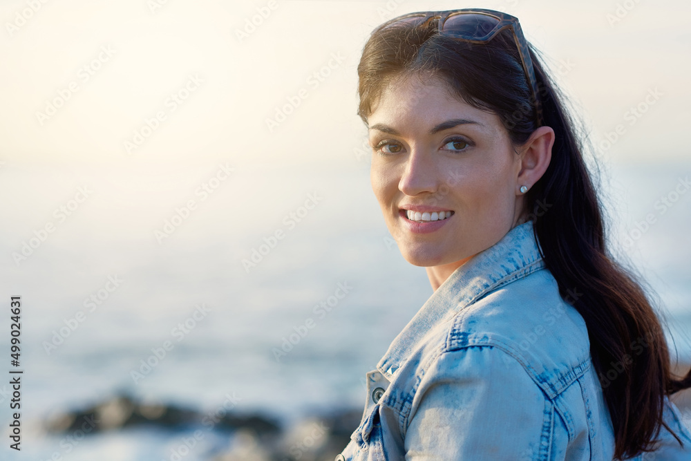 幸福的海边时刻。海滩上一位美丽年轻女子的肖像。