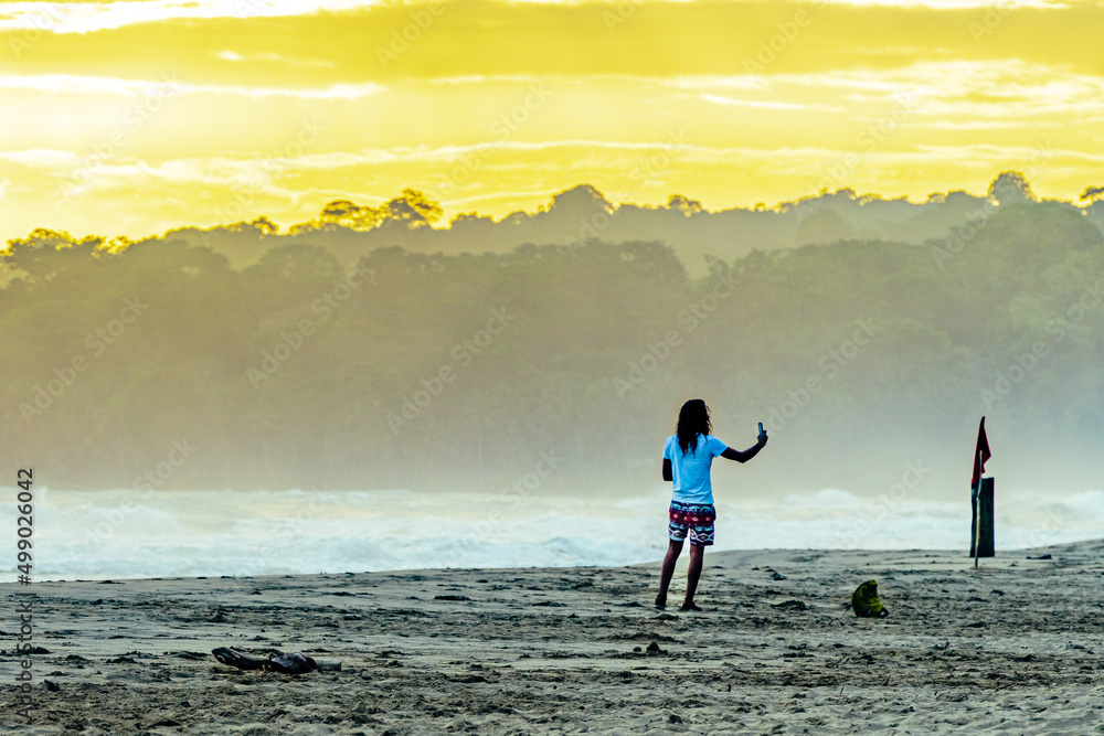 Playa Cocles日出，美丽的热带加勒比海滩，波多黎各维埃霍，哥斯达黎加东海岸，se