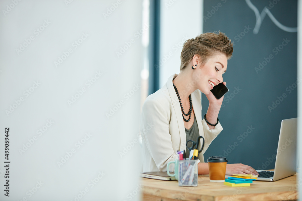 适合她所有商业需求的技术。一位年轻女商人谈论的裁剪镜头