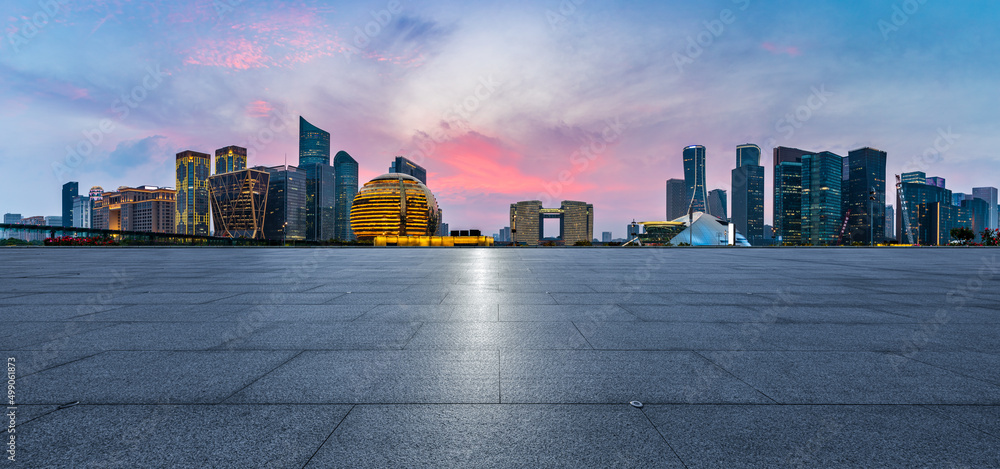 中国杭州，空荡荡的广场和城市天际线与现代商业建筑。