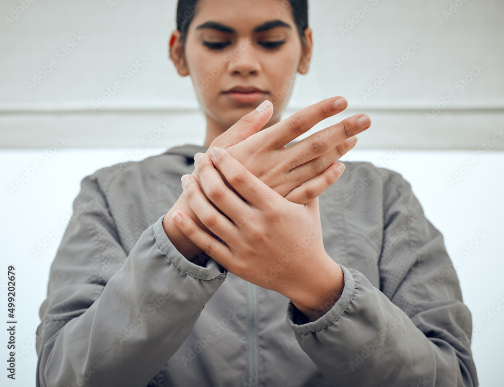 在我这个年纪肯定不会是关节炎。一个漂亮的年轻女人握着手腕的裁剪镜头。