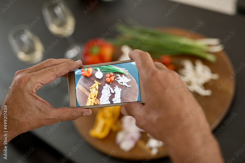 这张照片必须在网上分享。一名男子用手机拍摄配料照片。