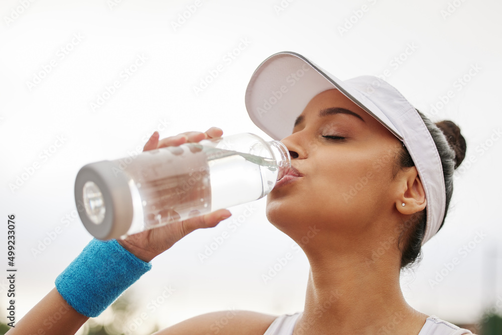 没有比这更好的解渴方法了。一个漂亮的年轻女人喝了一瓶水的镜头