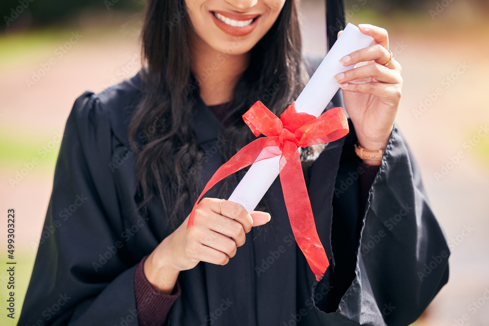 庆祝毕业日。一个面目全非的年轻女学生在gr上庆祝的裁剪镜头