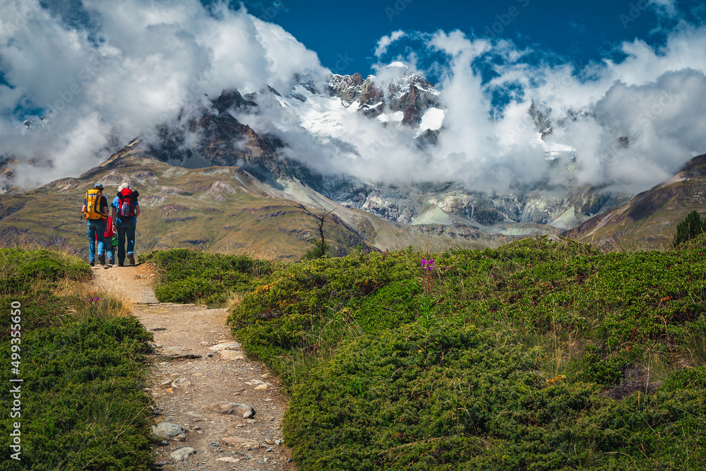 徒步旅行团在瑞士的山路上