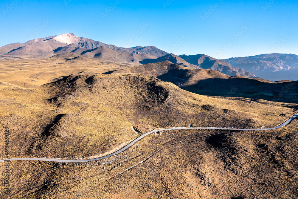 通往秘鲁安第斯山脉科尔卡峡谷的公路鸟瞰图