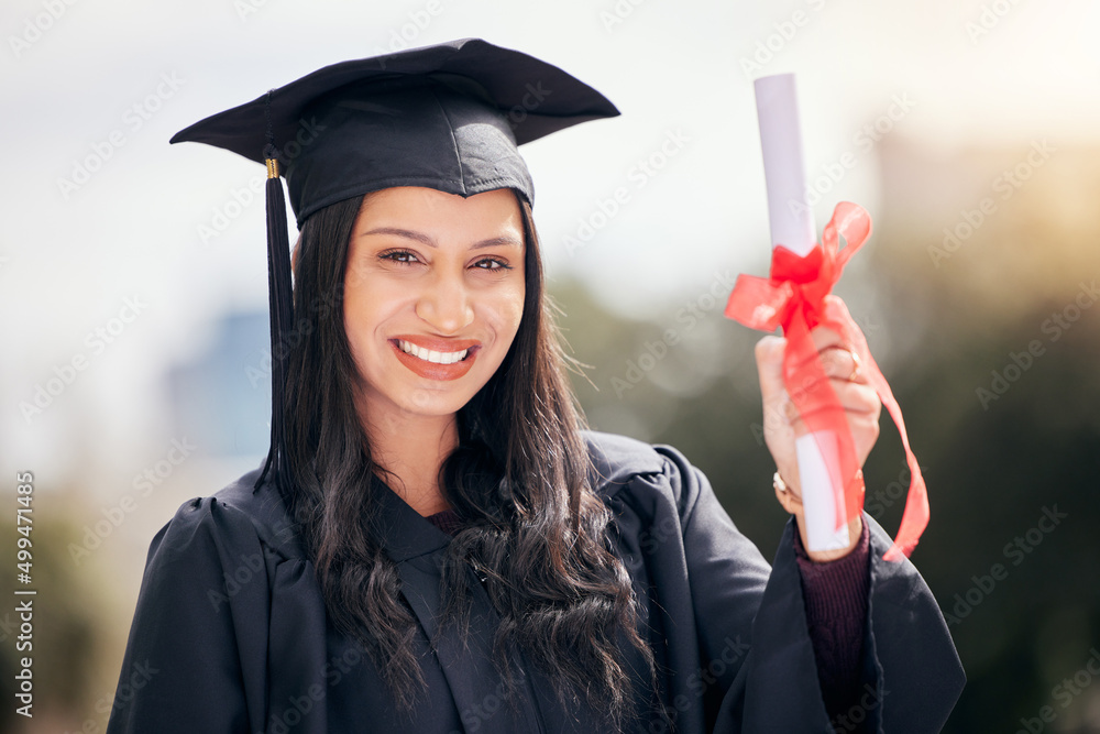 我真的很努力。一位漂亮的年轻女学生在上面庆祝的裁剪肖像