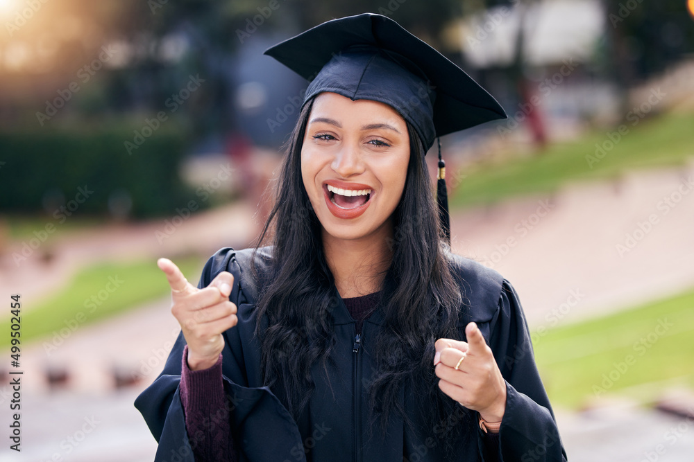 伟大的事情需要时间。一位迷人的年轻女学生在毕业典礼上庆祝的裁剪肖像