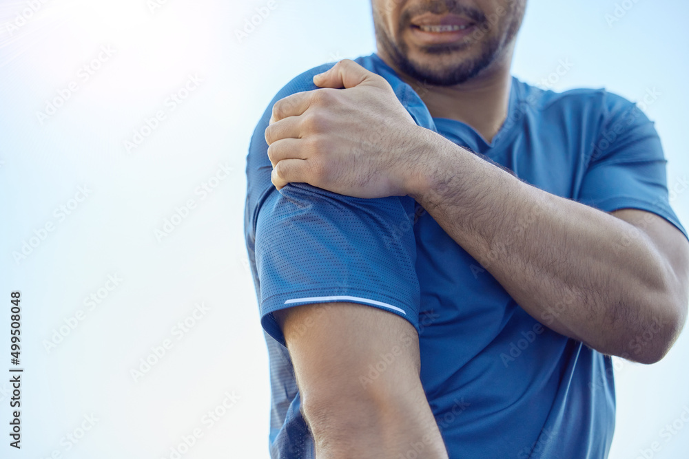 我的肩膀脱臼了吗？一个面目全非的男人独自站着忍受痛苦的裁剪镜头