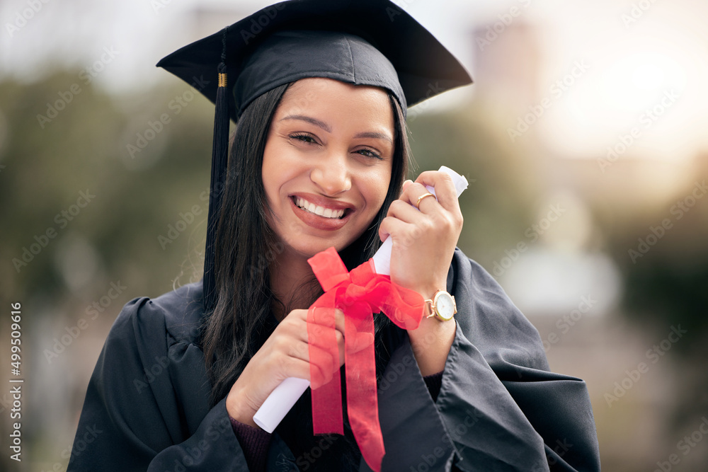 坚持到有事情发生。一位迷人的年轻女学生庆祝的裁剪肖像