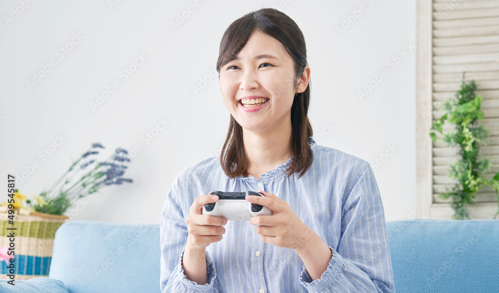 女性　テレビゲーム　楽しむ　リビング