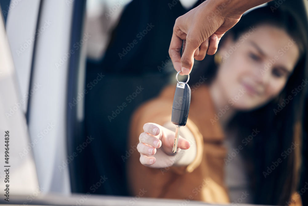 所有的压力都消失了。一个面目全非的女人把她的新车钥匙拿到外面的镜头。