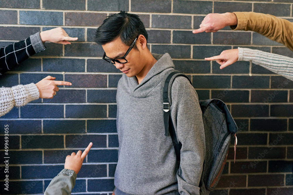 欺凌是一个严重的问题。一名年轻男大学生在sta时被欺负的裁剪镜头