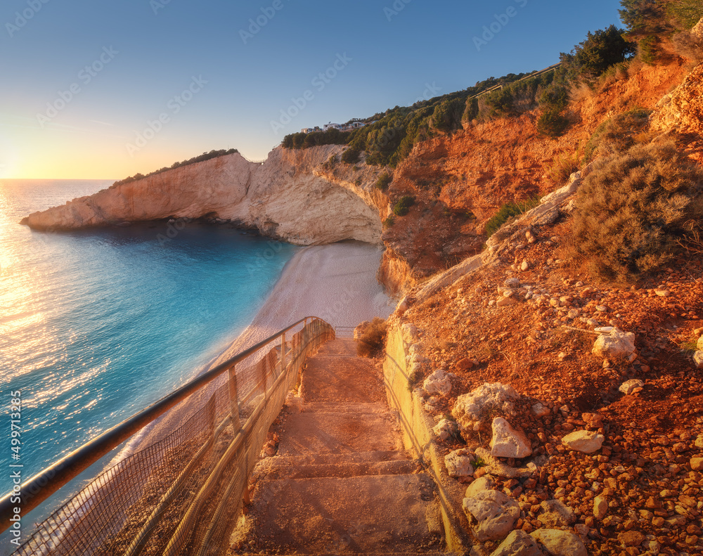 日落时沙滩上美丽的楼梯。Porto Katsiki，Lefkada岛，希腊。五颜六色的风景