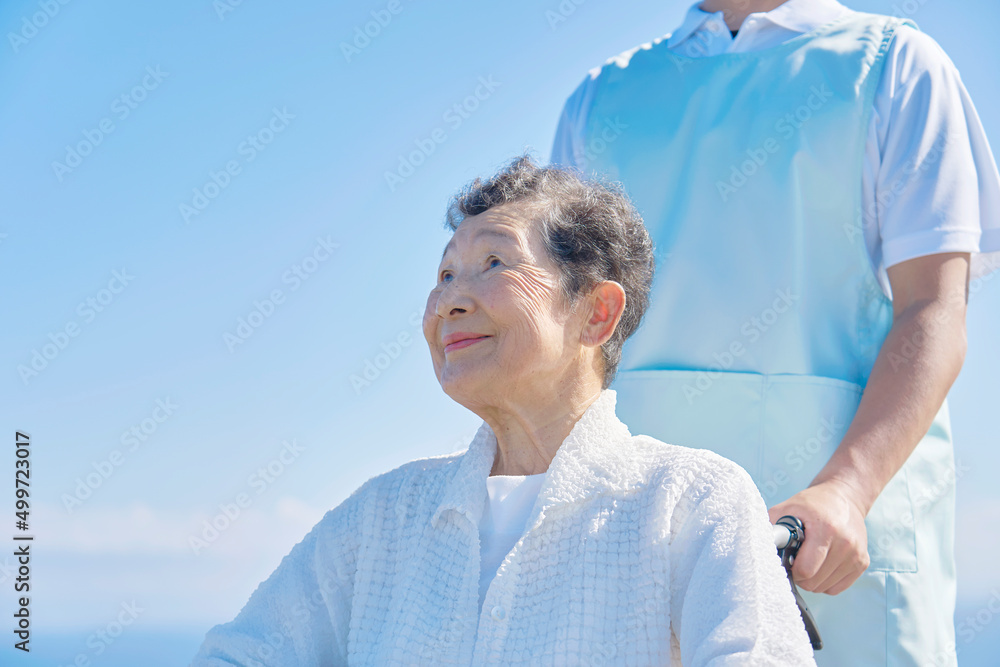 車椅子に乗った高齢者　屋外