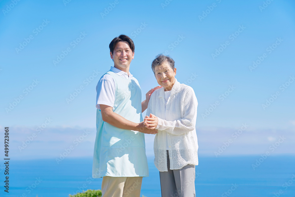 介護士と高齢者　屋外　ポートレート