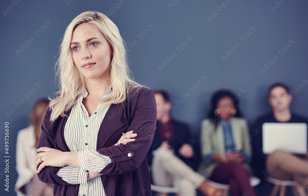 对未来的成功充满信心。一位有魅力的年轻女商人站在w的裁剪镜头